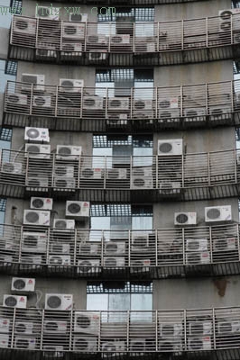 老舊空調(diào)外掛機(jī)危懸一線 辦公家具的隱患與應(yīng)對(duì)